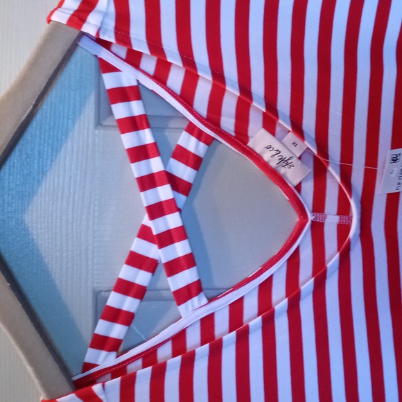 Dresses - Picture 4 of 8